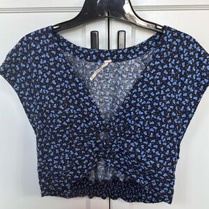 Free People adorable cropped top v neck with open circle  Medium